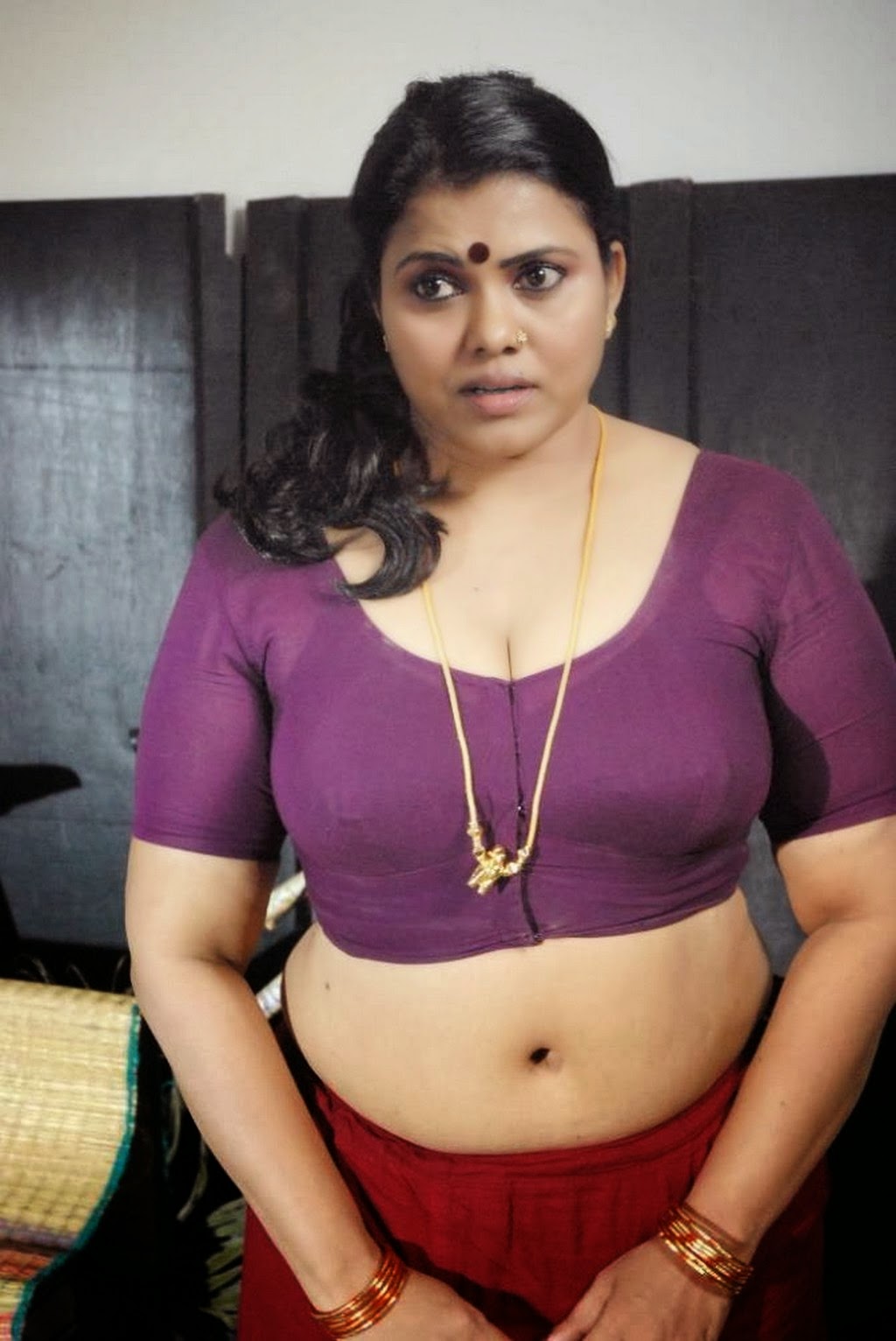 Sexy Indian Bhabhi Purple Sari Chut Pix