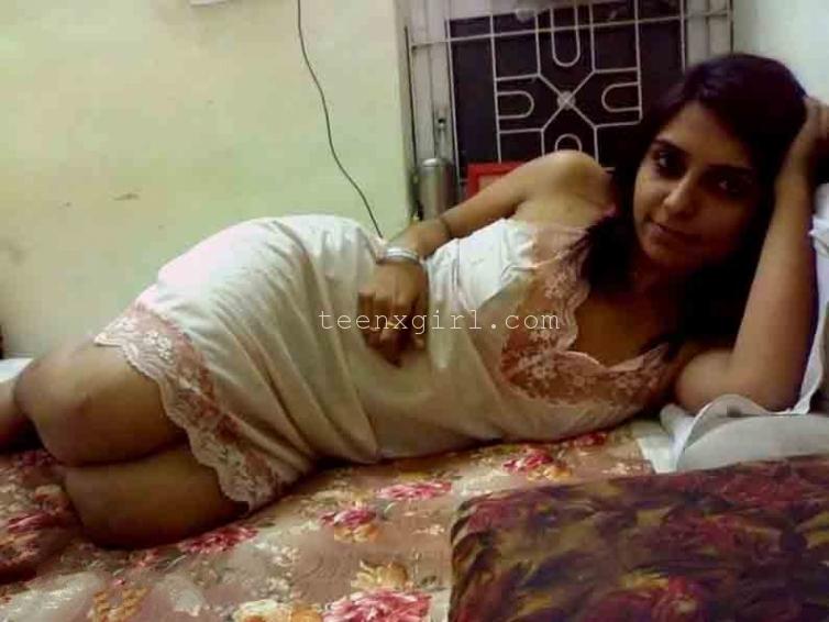 Hot Desi Indian Girl And Bhabhi Removing Saree