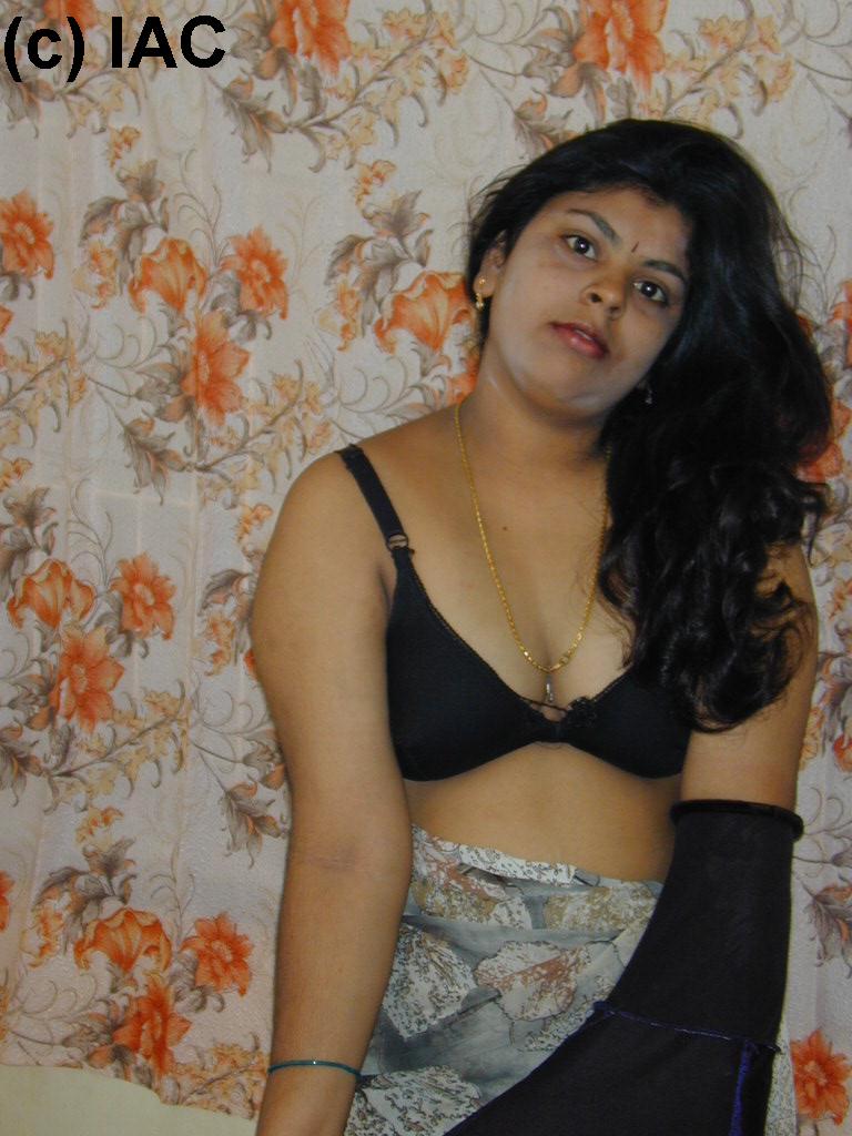 Hot Indian Mallu Bhabhi Seduceding Image Gallery