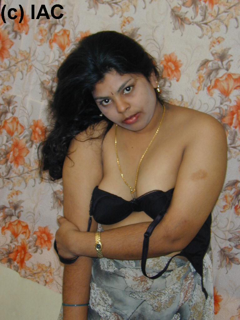 Hot Indian Mallu Bhabhi Seduceding Image Gallery