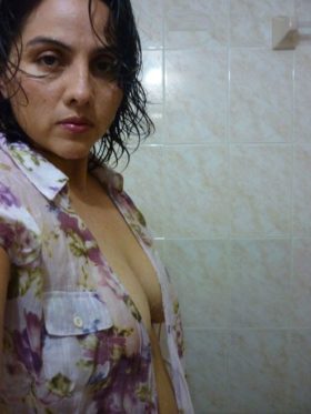 sexy nude bhabhi bathroom pic