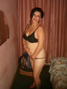 attractive-desi-indian-bhabhi-thick-body