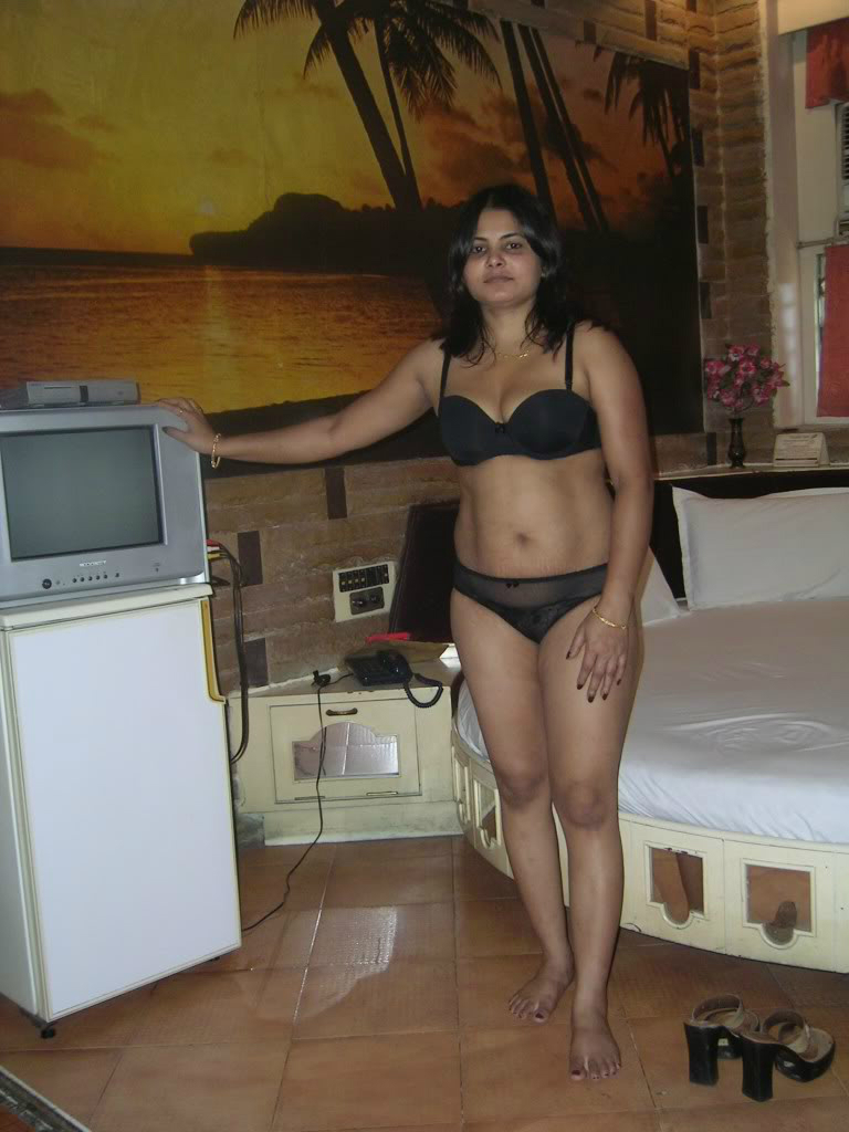 Hot Bangalore Housewife Sexy Bedroom Photos