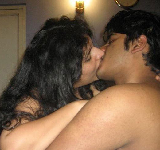 [Image: hot-kiss-desi-couple-xx.jpg]