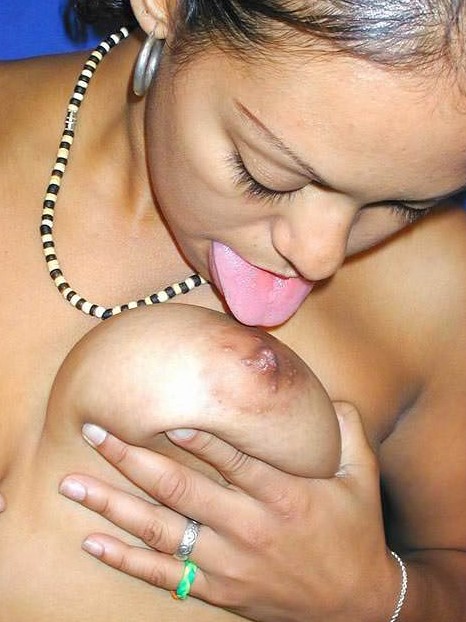 Amateur Bhabhi boobs licking pic.