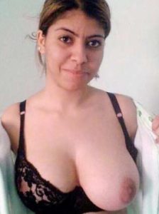 Desi Bhabhi big nude saggy boobs pic
