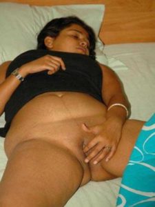 Desi Bhabhi nude pussy fingering pic