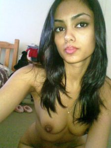 Desi Bhabhi Tits Flaunting