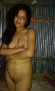 desi busty Bhabhi showing her trimmed pussy
