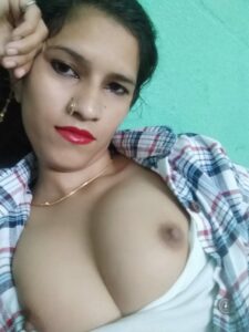 bhabhi showing her tits