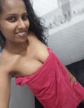 Tamil girl deep cleavage