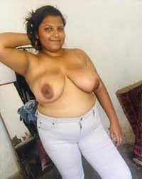 Srilankan busty aunty showing big melons pictures