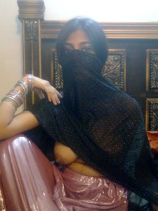 indian girl take hijab photo