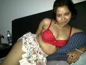 indian housewife wear red bra pic