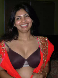 nice smiling bhabi bra photo