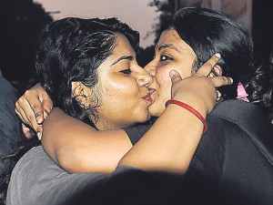 indian girls kissing pic in college compound