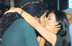 indian hot kissing in public place