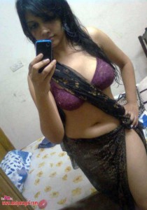 Indian Teen in bra and saree self pics