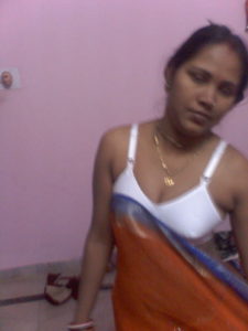 horny desi indian bhabhi removing saree xxx naked image