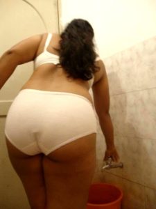 indian bhabi bathing big ass nude pic