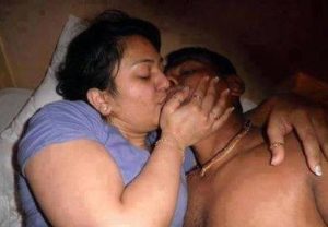 moti aunty kissing xxx image