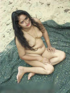 cute-outdoor-photo-desi-indian-bhabhi