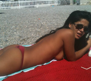 gorgeous-desi-woman-topless-beach-pic
