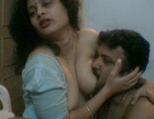 bhabhi enjoy boobs suck
