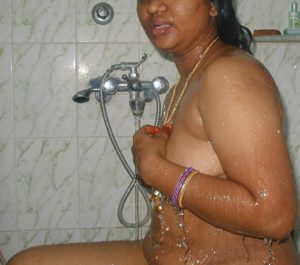 bhabhi bathing horny pic