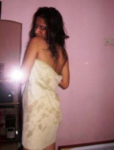 Desi Aunty hot n slutty in towel