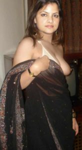 Hot Desi Babe nude tits in saaree