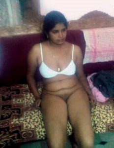 amateur desi aunty removing panty