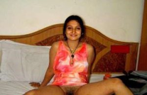 amateur desi aunty showing hairy pussy