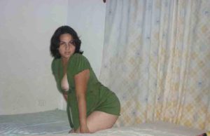 amateur desi aunty showing hot figure