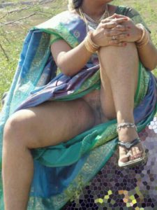 amateur desi aunty stripping saree showing shaved cunt
