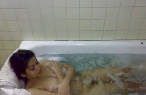 Desi Aunty bathing nude bathtub