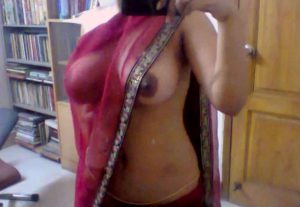 Desi Babe big tits in saaree selfie