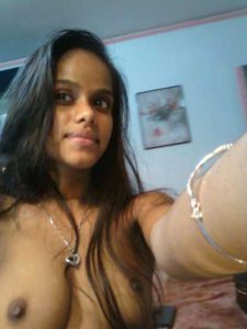 desi babe sexy nude boobs selfie