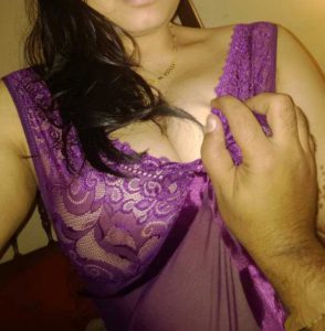 desi bhabhi big boobs pressed in saaree