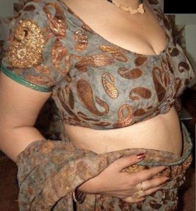 hot indian bhabhi stripping saree showing mast mame