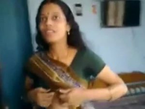 sexy desi housewife removing saree