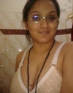 south Indian desi bhabhi showing mast tits