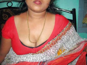 Amateur Aunty hot cleavage pic