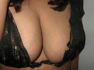 Amateur Babe big boobs cleavage pic