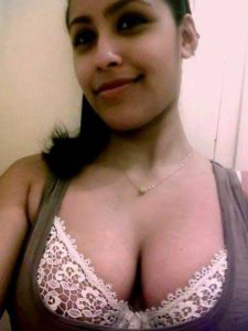 Amateur Babe hot big boobs cleavage pic