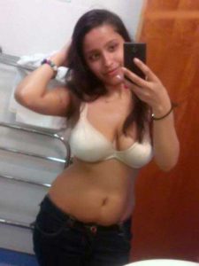 Amateur Babe hot curvy big tits selfie