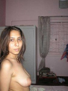 Amateur Girl big nude tits selfie
