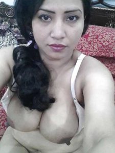 Amateur Housewife big tits nude selfie