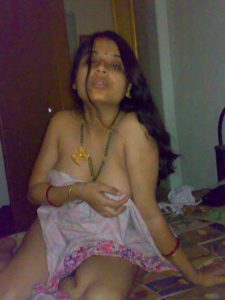 DEsi Bhabhi big tits hot pic