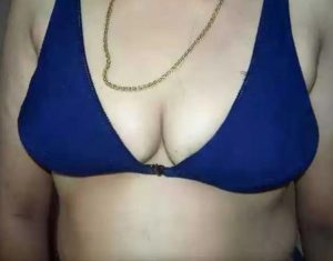 Desi Aunty big cleavage pic